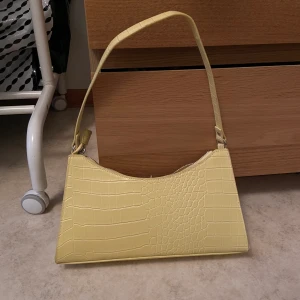 Gul fake krokodilskinns handväska✨ - Använt vid ett tillfälle! Inte riktigt min stil bara har jag insett, så i fint nyskick🥰