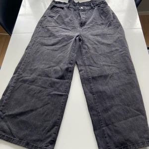 svarta baggyjeans - Svarta baggyjeans! Säljer dom för att dom är alldeles för stora och korta för mig som är 170! dom är väldigt sköna även om dom är väldigt stora! 