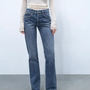 Zara mid rise Jeans - Hej, säljer min mid Rise jeans från zara, aldrig använda då jag köpte 2! Jensen är som sagt i storlek i nytt skick  Storlek 38. Skriv för mer bilder💞 my pris 359kr 