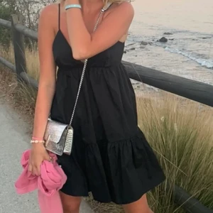 Svart zara klänning  - Säljer denna sjukt snygga klänningen från zara. Köpt i somras och andvänd fåtal gånger. Passar perfekt på sommaren men oxå på vintern och våren med strumpbyxor!😍 storlek M men passar mig som brukar ha S. Banden är även reglerbara!💛💛 BUDGIVNING I KOMENTARERNA