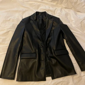 Blazer/kavaj  - Säljer min blazer/kavaj i läder liknande material då den inte längre kommer till användning. Den är köpt från zalando och är i storlek xs. Köparen står för frakt!💞🤗