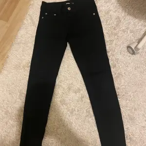 Svarta jeans från bikbok. Knappt använda! Säljer då dom är för små. Dom är stretchiga i materialet! 