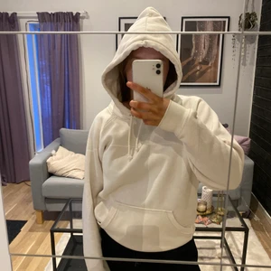 Hoodie från bik bok - Köptes på plick men aldrig fått användning för den, personen innan har använt den endel så den är lite nopprig 🤍