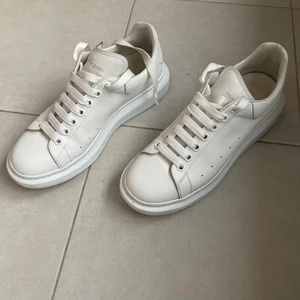Alexander Mcqueen sko byte - Hel vita Alexander Mcqueen som säljs för 3500kr eller byts för andra begagnade skor i liknande storlek. Söker främst valentino open och flycrew. Jag kan dessutom gå ner i pris vid smidig affär eller lägga till pengar vid byte.