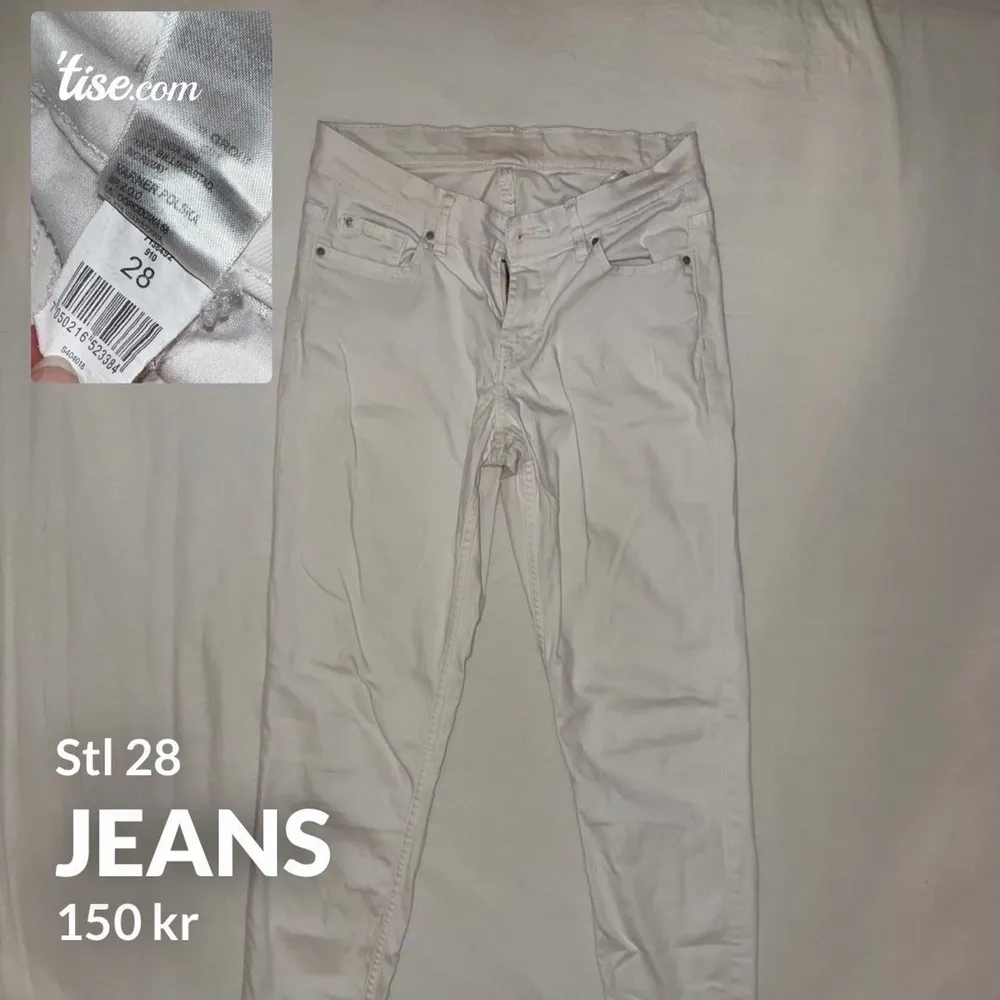 Vita jeans i bra skick, vet inte varifrån då lappen är borta. Stl 28 verka det som? Små små fläckar tydligen som inte gått bort antar jag, men det går säkert att få bort på något sätt. 150kr eller paketpris flera byxor för 500kr. Jeans & Byxor.
