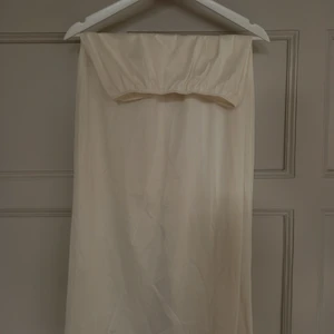 äggskalsvit maxi satinkjol med spets - romantisk satinkjol i äggskalsvitt satintyg med spetsdetaljer. kjolens LÄNGD: 88 cm. passar strl xs/s i midjan (resår). i perfekt skick, inga fläckar eller hål. jag möts upp i Malmö, annars betalar köparen en mindre summa för frakt. DMa för frågor/detaljer osv. 💌