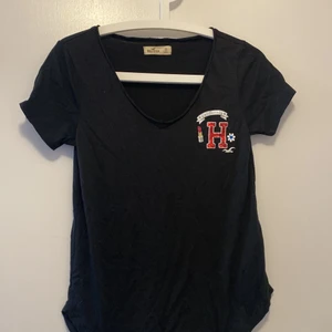 V-ringad T-shirt från hollister - En v-ringad T-shirt från hollister med paljett-tryck! Nästan aldrig använd! Som ny!