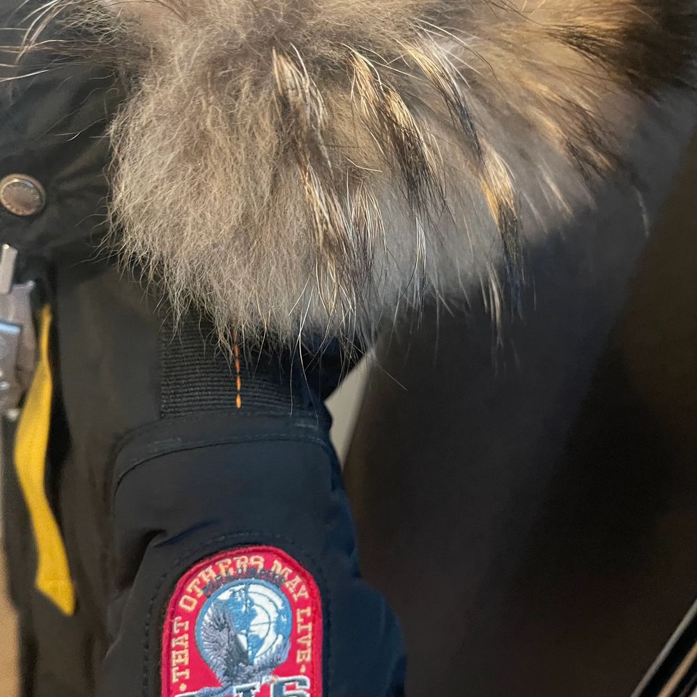 Jättevarm jacka, använd endast 2 vintrar. Inget slitage, väldigt bra skick. Jackan är köpt för 10 499 kr på johnells, har dock ute kvar kvitto därav det låga priset. Ingen rökdoft. Jackan används inte längre och vill därför bli av med den. Det är bara att skriva om ni vill ha fler bilder☺️ . Jackor.
