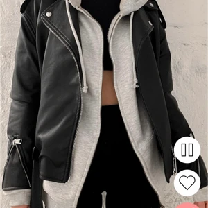 Skinnjacka - Super snygg skinnjacka från missguided. Använd, men i superfint skick! Perfekt nu till våren. Första bilden är lånad, men det är en exakt likadan jacka. Om flera är intresserade blir det budgivning 💖