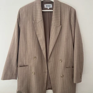 Beige kavaj - Kritstrecksrandig, beige kavaj från Weekday i storlek S. Kan matchas med kostymbyxor i separat inlägg.