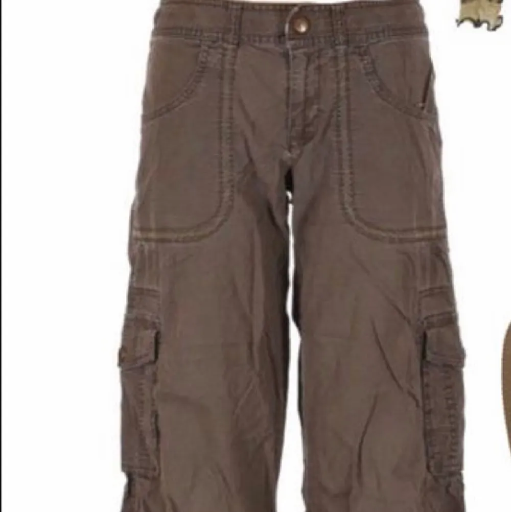 Jag söker dessa byxor, de får max kosta 250kr. Skriv om du har (helst för billigt pris). Jeans & Byxor.