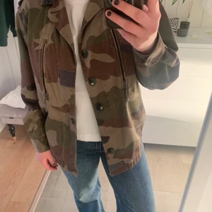 Kamouflage jacka - En superfin kamouflage/ militär jacka köpt secondhand på PoP butik i Göteborg! Jackan är en ” riktig” militärjacka och har ett styng i ryggen som fanns när jag köpte jackan då den blivit lagad sedan inann, dettta är dock inget som syns tydligt. En knapp saknas. Köpt för 499 kr. Hör av dig med eventuella frågor💕😋