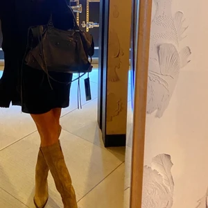 Cowboy stövlar - Intressekoll på mina älskade cowboy boots från zara! Finaste beiga färgen, i mocka och en brun klack på cirka 5 cm 🥰 säljer endast vid bra bud!!💖 ordinarie pris 1295. Dom är helt slutsålda!!