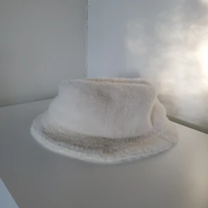 Faux fur buckethat - Ascool buckethat i pälsimitation. Ett riktigt statement i din outfit. Tjock och bra kvalité. 