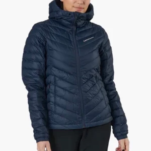 MARINBLÅ PECK JACKA!!!!! - Hej, tänkte nu sälja min Peck jacka som är marinblå! Väldigt bra skick och perfekt som en skidjacka eller bara ha på fritiden✨ Hör av er för mer information och fler bilder! 💫 Köparen står för frakten priset går att diskutera! 