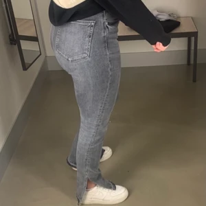 Gråa jeans - Gråa jeans med slut från zara, strl 40. Jag är 176cm lång