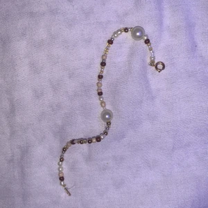 Sjukt fins brunt Becht armband  - Ett armband till ungdom\barn. Passar till dom mesta outfites. Gullig designen och lätt och stänga och öppna❤️guldigt lås