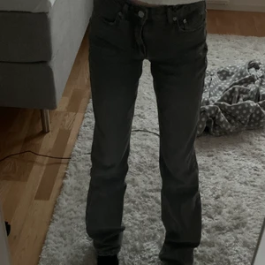 Gråa mid Rise flare fullenght jeans - Intressekoll på dessa jätte fina gråa jeansen i en mid rise, fullenght flare modell som sitter jättefint på. Köpte dom i sen februari och har använt dom 1 gång, säljer eftersom att dom är ganska långa på mig. Dom liknar zara mid jeans bara att dom är lite flare där nere villket är jätte snyggt.💕💕💕 Köpta för 400💕