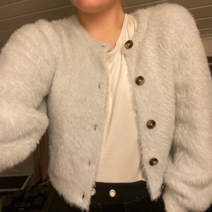 Kofta, ljusblå - Ljusblå kofta. Storlek M, passar S. Tröjan är andvänd ett fåtal gånger. Kontakta vid köp✨.