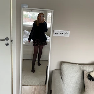 Blommig kjol - En jättefin blommig kjol använd en gång i ett väldigt bra skick. Liknar den trendiga zara kjolen. Säljes pågrund av att den aldrig kommer till användning, 250 + frakt💗 buda gärna, men pris kan diskuteras 