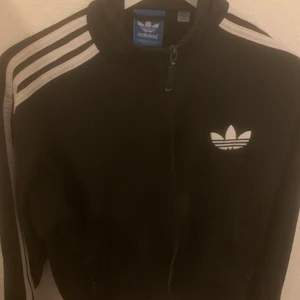Adidas zip up - Fejler ikke noget:) er brugt en del men god stand.
