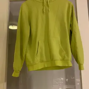 Neongrön hoodie från Cubus i storlek xs. Fin att ha på våren. Köparen står för frakt 