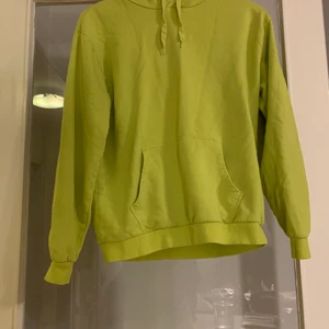 Hoodie - Neongrön hoodie från Cubus i storlek xs. Fin att ha på våren. Köparen står för frakt 