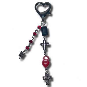 Handgjord nyckelring med en samlig av olika sorters pärlor och charms ❤️‍🔥 50kr + 12kr frakt