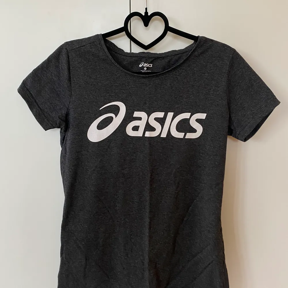 Figursydd T-shirt från Asics i storlek S. Helt oanvänd och i 100% bomull. Sitter superfint, bara inte min stil. . T-shirts.