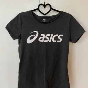Figursydd T-shirt från Asics i storlek S. Helt oanvänd och i 100% bomull. Sitter superfint, bara inte min stil. 