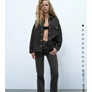 Zaras mid waist (grå) str 34 - Byxorna är i mid waist och har en bra passform, storleken 34. Slutsålda på hemsidan. Buda privat. Köp direkt 400❤(inte min bild)