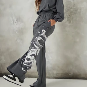 Missguided mjukisbyxor - Säljer mina fantastiska mjukisbyxor från Missguided. Säljs inte längre på deras hemsida, köpte för ca ett år sedan men endast kommit till användning några få gånger, därav att jag nu säljer dom💞 Sjukt sköna och grym passform, högmidjade med vida ben. Passar mig som är 170 och oftast har Small, men hade även passat Medium bra då de har snörning i midjan som kan ändras!!