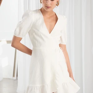 &other stories klänning - Väldigt söt &other stories klänning. Den är omlott och perfekt inför våren/sommaren eventuellt till studenten! Nästan helt oanvänd och i gott skick. + 66kr frakt