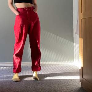 Röda högmidjade byxor från essentiels. Inköpta på beyond retro. Säljer då de är för stora för mig. Midjemått: 80 cm Längd: 110 cm (nervikta).