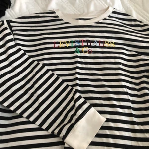 Levis tröja  - Super fin Levis tröja som jag aldrig använt. Storlek S och passar även M. Inga defekter och är så gott som ny.