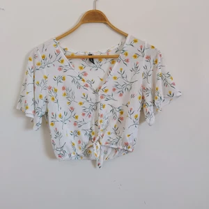 Blus - Somrig blus/T-shirt stl S från HM. Nyskick.