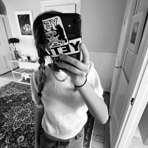 Stickad T-shirt  - Säljer den här snygga o sköna tröjan. Fin och unik färg😍 från Veromoda i strl xs passar även s! Jättebra skick. Frakt tillkommer