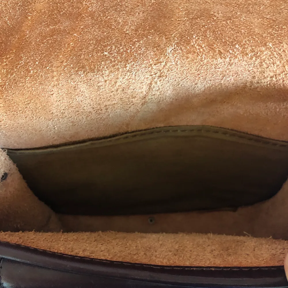 En medelstor axelremsväska i äkta läder i superfint skick! Har ett mindre fack och ett innerfack💕 skriv för fler mått än bredden! . Väskor.