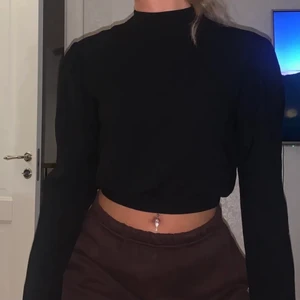 Blus - En jättefin svart blus köpt på boohoo💞 Står inte storlek med passar S-M💞