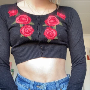 Blommig crop-top - Söt crop-top ”kofta” med fina rosor på. Jag köpte den second hand för några år sedan men den kommer originellt från Gina Tricot. 