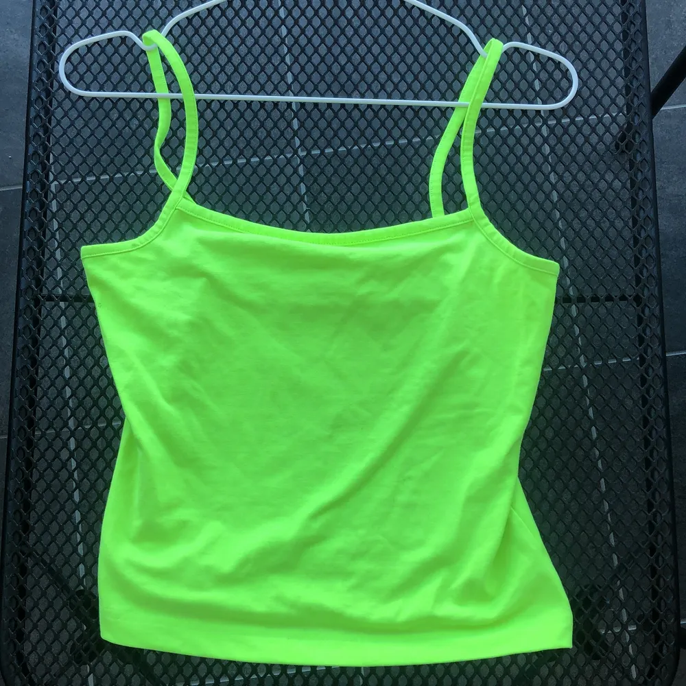 Neongrönt linne från weekday i storlek S! Använt typ en gång!. Toppar.