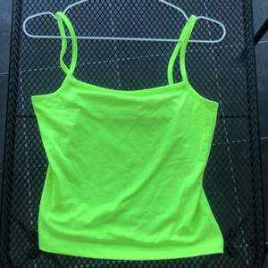 Neongrönt linne från weekday i storlek S! Använt typ en gång!