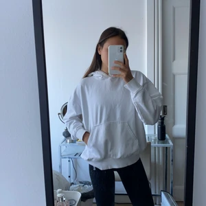 Vit hoodie från weekday XS - Jättefin basic hoodie. Använd några gånger men bra i skick ❤️