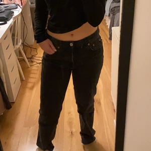 Zara jeans  - Säljer/kollar intresset på mina Zara mid waist jeans. De är storlek 40 men jag är vanligtvis 38 så de är rätt små i storleken, jag är dock 1,70 och de passar bra i längd. De är också lite trasiga på den högra bakfickan men det är inget som märks och är lätt att fixa. Nypris är 400 men jag säljer för 150, om fler visar intresse blir det budgivning. Hör av dig för bättre bilder❤️‍🩹❤️‍🩹