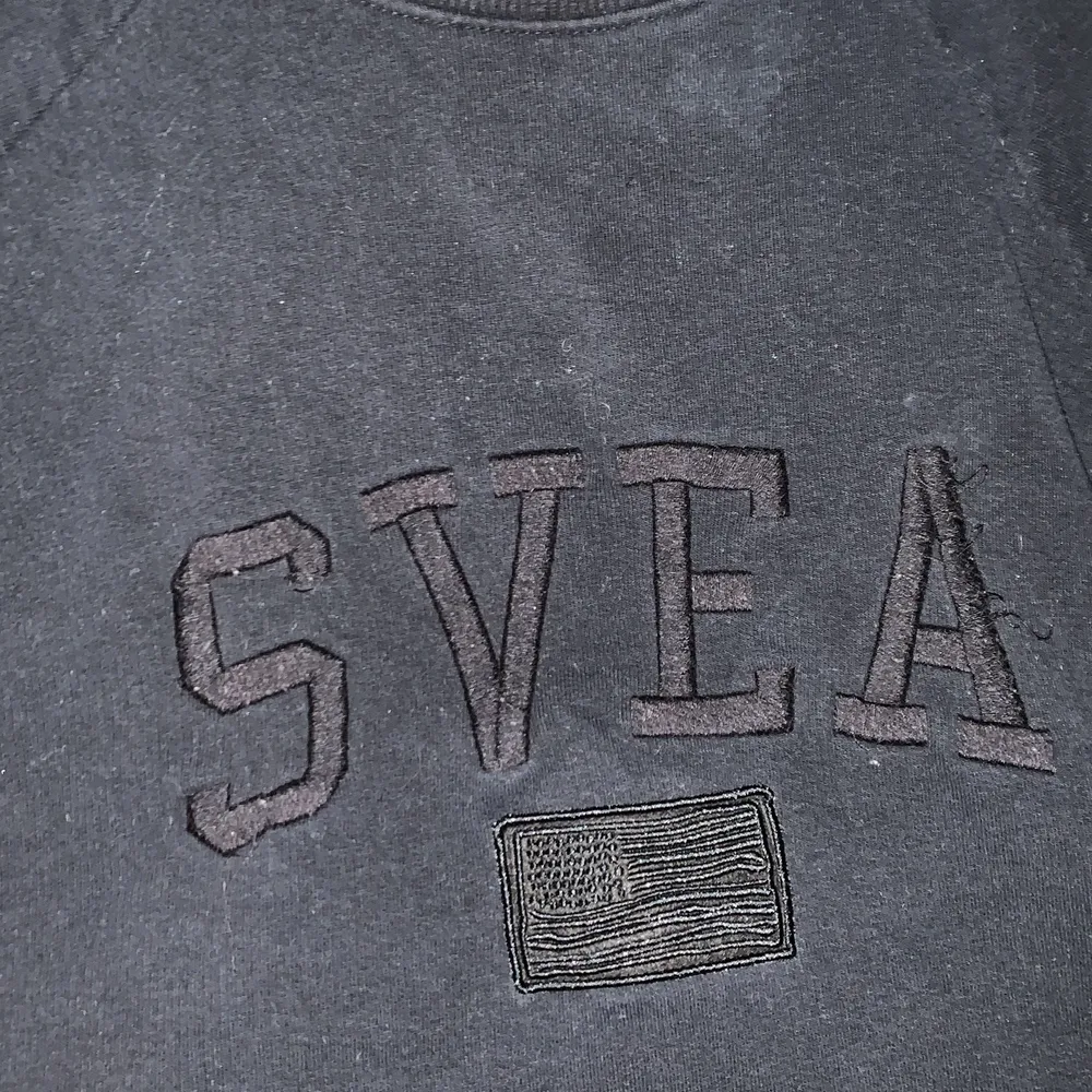 Jag säljer denna fina Svea tröja i storleken xs! Säljer för att den inte kommer till användning längre. Originalpriset är runt 600kr men säljer för 300kr🤍⚡️🤍⚡️. Tröjor & Koftor.
