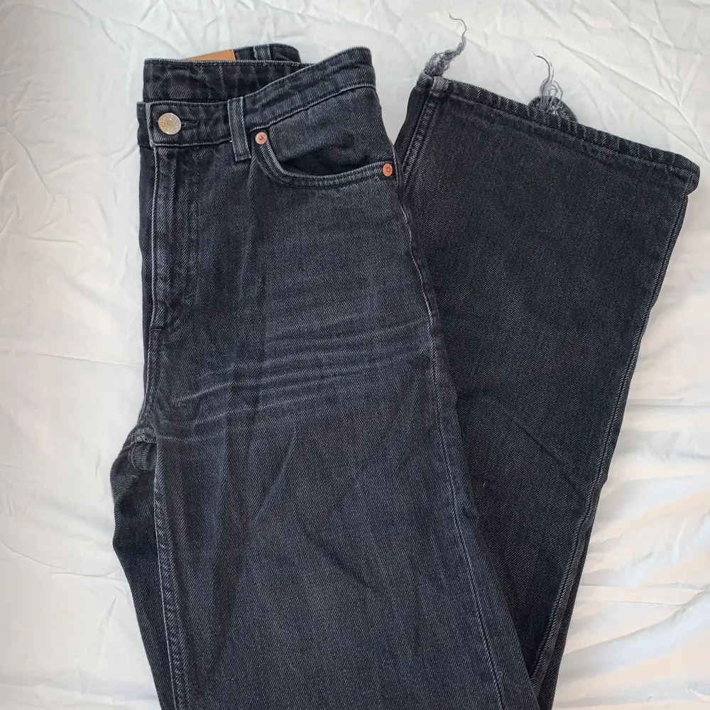 Säljer mina väl använda favorit yoko jeans från monki då dom tyvärr blivit för små :(. Jeans & Byxor.