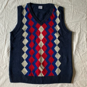 Rutig sweater vest  - Mörkblå, blå, vit och röd väst från Polarn o pyret:)) jättegosig! Passar mig som brukar ha S.