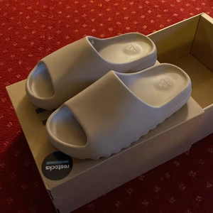 Yeezy Slides - Strl 43, passar 41. Helt oanvända, passade inte