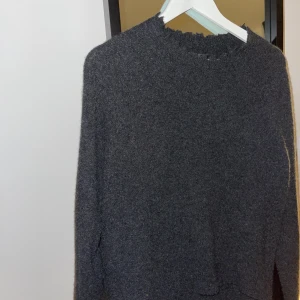 Zadig & Voltaire sweatshirt - Så cool och snygg zadig Sweatshirt. Storlek S. Aldrig använd (Orginalpris 3500kr). Material: cashmere.