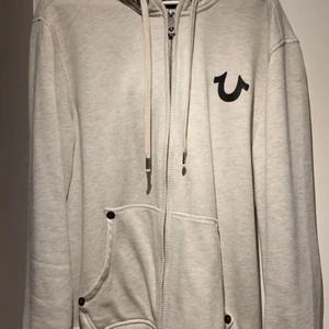 True religion zip up hoodie - Säljer min true religion zip up för att den inte riktigt var min stil så den är inprincip ny